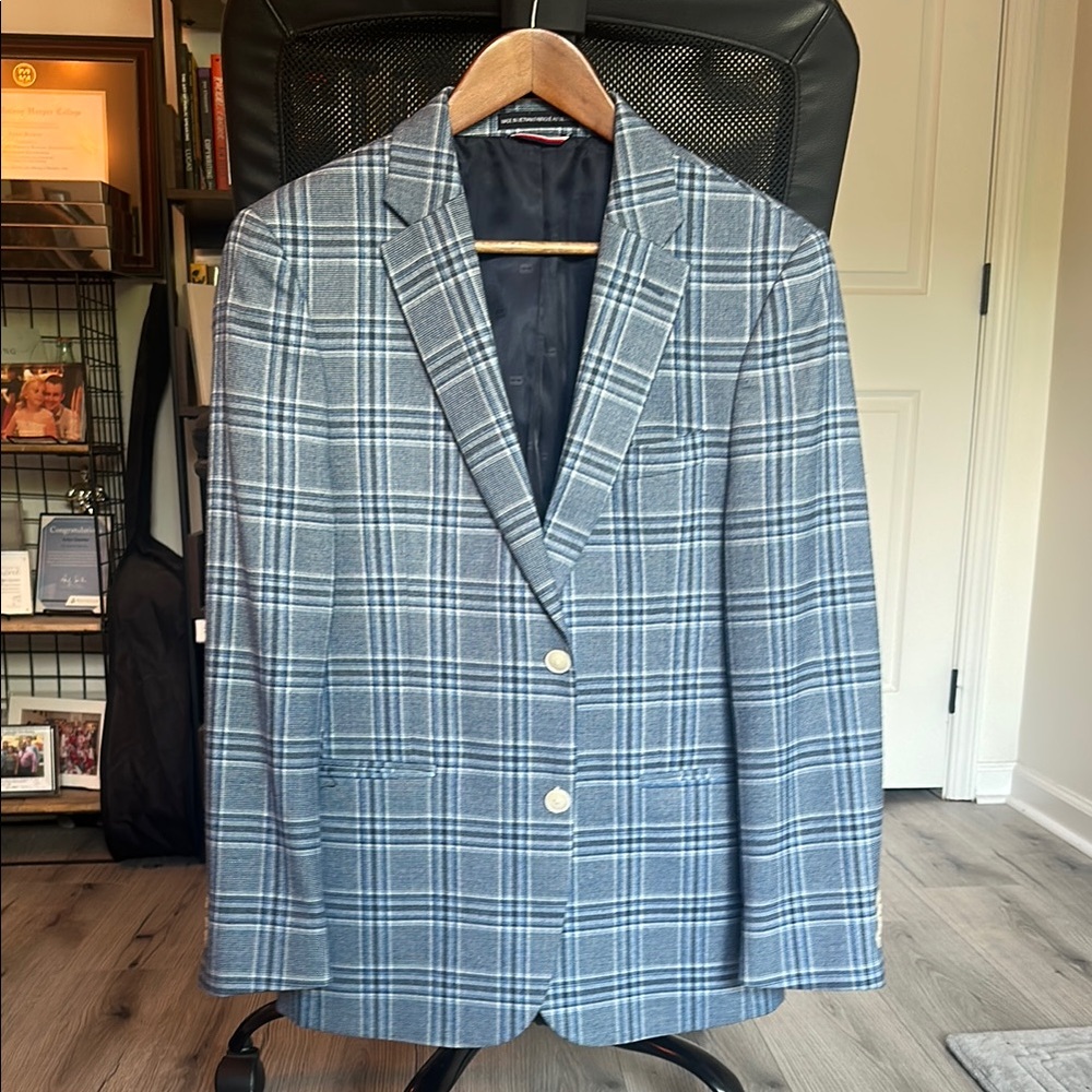Tommy Hilfiger Blue and White Sport Coat with Glen Check Design